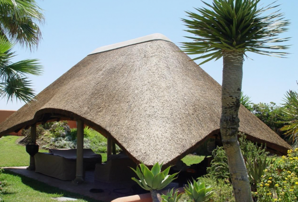 Gazebo dengan Atap Jerami